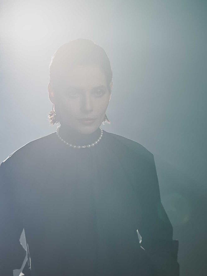 Блуза Prada; колье Dior Блуза Prada; колье Dior