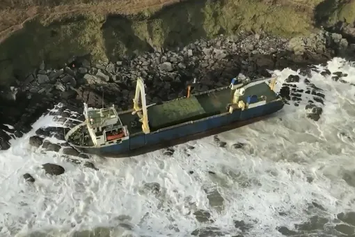 К берегам Ирландии прибило «корабль-призрак», который больше года дрейфовал в Атлантическом океане