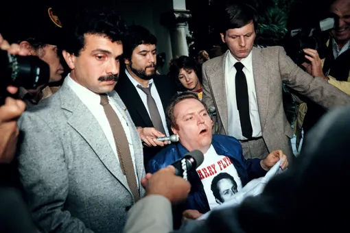 Ларри Флинт во время знаменитого судебного процесса Журнал «Хастлер» против Фалуэлла.