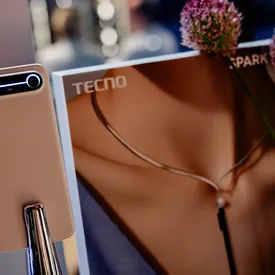 Вышел самый тонкий в мире смартфон со скругленным экраном