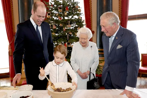 Рождественский пудинг, приготовленный королевой Елизаветой II и принцами Чарльзом, Уильямом и Джорджем, подарили военным ветеранам