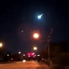 В США засняли на видео падение метеорита, пролетевшего близко к Земле В США засняли на видео падение метеорита, пролетевшего близко к Земле