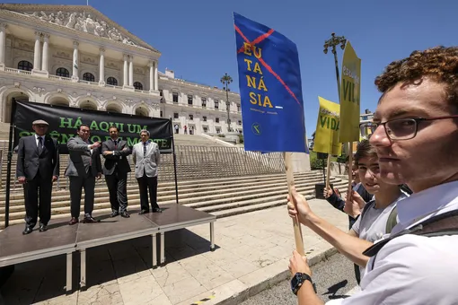 Парламент Португалии после долгих споров разрешил эвтаназию