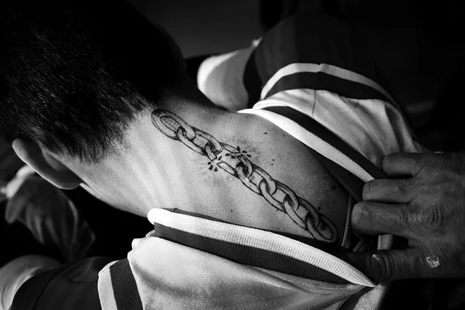 Дональд Крендалл демонстрирует свою таттуировку