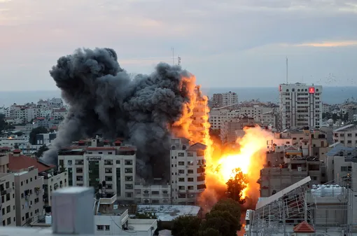 Дым и пламя поднимаются после того, как израильские ВВС нанесли удар по торговому центру в секторе Газа 7 октября 2023 года. Объявив о состоянии «готовности к войне», израильская армия начала контратаки и воздушные удары по целям