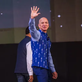 Компания Blue Origin Джеффа Безоса разыграет на онлайн-аукционе билет в космос Компания Blue Origin Джеффа Безоса разыграет на онлайн-аукционе билет в космос