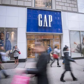 Краткая история Gap: джинсы, Balenciaga и Зак Позен