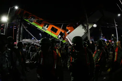 В Мехико метромост обрушился под проходящим по нему поездом. Погибли по меньшей мере 20 человек