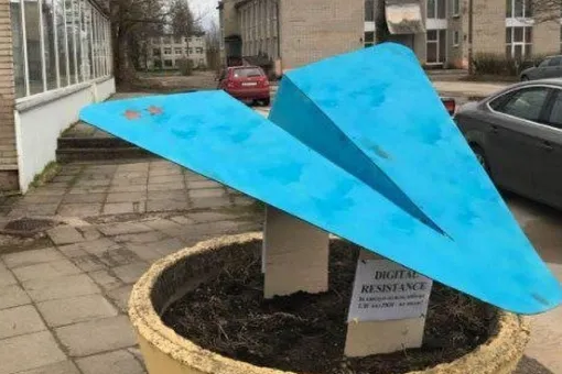 В Ленинградской области появился памятник Telegram. Его установили школьники на деньги депутата