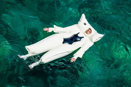 Посмотрите на надувной латексный костюм для купания людей с аллергией на солнце