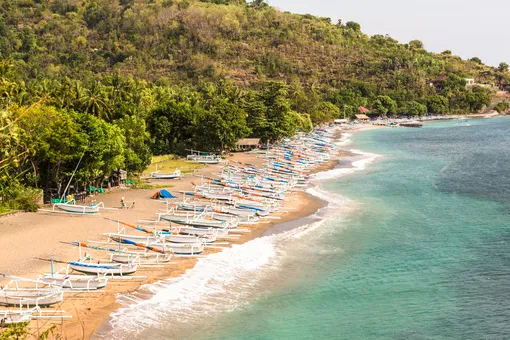 Власти Бали планируют ввести квоты для туристов и обязать их сообщать о прибытии за год