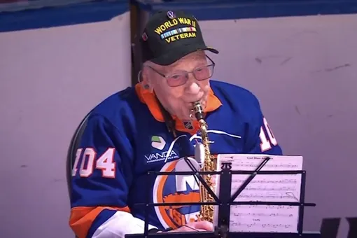104-летний ветеран Второй мировой исполнил гимн США на саксофоне 104-летний ветеран Второй мировой исполнил гимн США на саксофоне