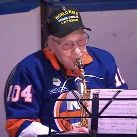 104-летний ветеран Второй мировой исполнил гимн США на саксофоне