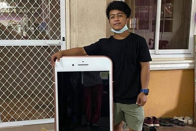 Житель Таиланда думал, что купил в интернет-магазине айфон. Но ему привезли стол в виде айфона