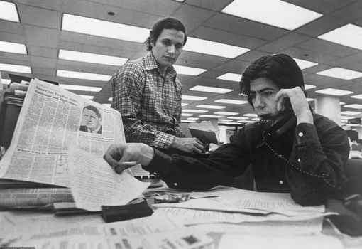 Боб Вудворд (слева) и Карл Бернштейн, штатные писатели The Washington Post, которые занимались расследованием дела Уотергейта, сидят за своим столом