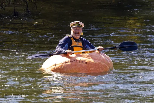 Австралиец устроил сплав по реке на самой большой в стране тыкве