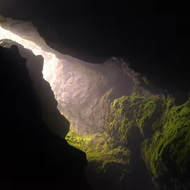 Китаец радикально изменил жизнь после разочарования в работе и браке. Уже 4 года он живет в пещере