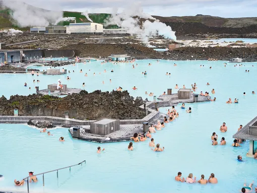 Блaуа-Лоунид, Исландия Курорт Блауа-Лоунид – пример экологичного симбиоза человека и промышленности. Геотермальная электростанция Свартсенги поставляет электричество и тепло в 21 000 домов, а пруд-накопитель, куда сбрасывается отработанная горячая вода, – один из самых популярных горячих источников в Исландии. Вода считается лечебной, голубой цвет ей придает высокое содержание диоксида кремния.