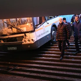 В Москве автобус заехал в подземный переход у станции «Славянский бульвар» В Москве автобус заехал в подземный переход у станции «Славянский бульвар»