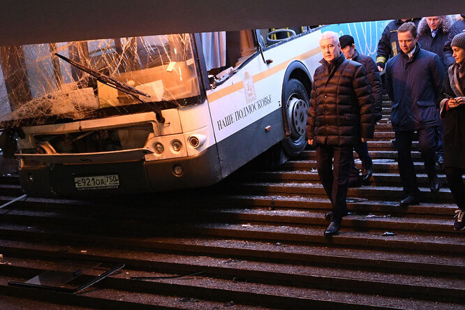 В Москве автобус заехал в подземный переход у станции «Славянский бульвар»