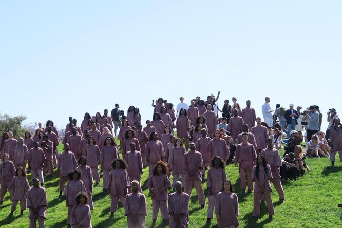 Канье Уэст провел пасхальную службу на Coachella, где представил новую песню Water Канье Уэст провел пасхальную службу на Coachella, где представил новую песню Water