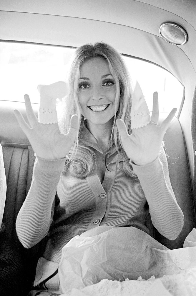 Беременная Шерон Тэйт в лондонском такси с носочками для новорожденных, 6 августа 1969 года. Фотография была сделана за три дня до убийства актрисы.