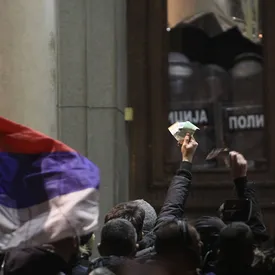 В Белграде оппозиция попыталась ворваться в здание городской администрации. Главное В Белграде оппозиция попыталась ворваться в здание городской администрации. Главное