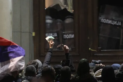 В Белграде оппозиция попыталась ворваться в здание городской администрации. Главное