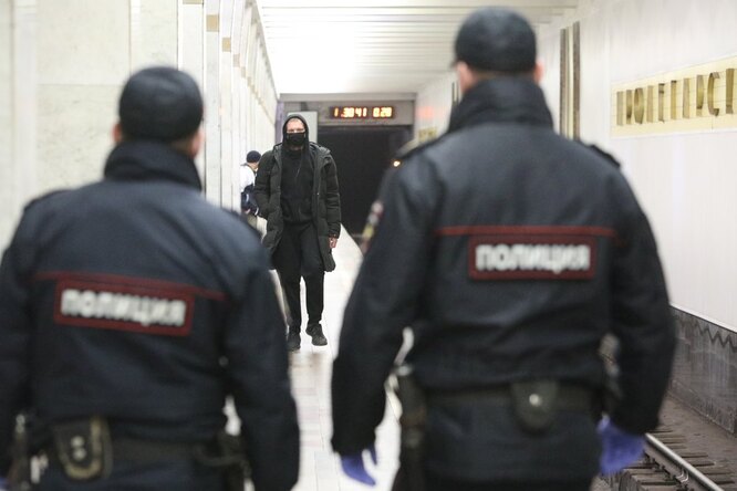 В Москве оштрафовали подростка, который расклеивал листовки от вымышленной организации «Революционные школьники». Его признали виновным в оправдании терроризма