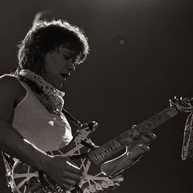 Умер один из величайших гитаристов современности Эдди Ван Хален