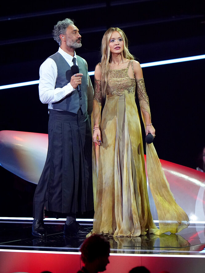 Тайка Вайтити в Thom Browne, Рита Ора в архивном Elie Saab (коллекция осень-зима 2003) Тайка Вайтити в Thom Browne, Рита Ора в архивном Elie Saab