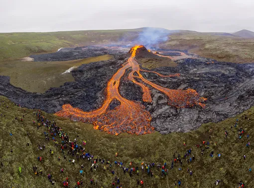 21 марта 2021 года, вид на место извержения вулкана Фаградалсфьяль на полуострове Рейкьянес в Исландии. Вулкан находится в 40 километрах от столицы страны Рейкьявика, последний раз он извергался больше 6 тысяч лет назад. Извержение происходило через трещину 500-700 метров, лава разливалась в пределах километра.