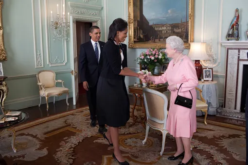 Елизавета II приветствует Барака и Мишель Обаму в Букингемском дворце, апрель 2009 года.
