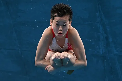 14-летняя китаянка Цюань Хунчань выиграла золото по прыжкам в воду с вышки на Олимпиаде в Токио