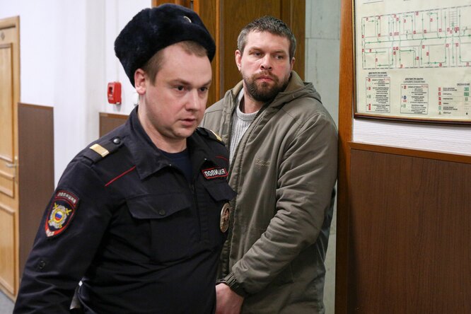 Фигуранта дела Ивана Голунова — экс-полицейского, который признался в подбросе наркотиков, — перевели под домашний арест