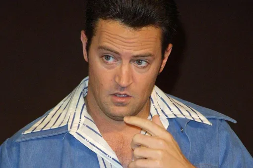 Врача Мэттью Перри, который поставлял ему наркотики, приговорили к 2,5 года тюрьмы