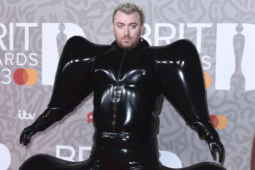 Вы уже видели черный надувной костюм Сэма Смита на Brit Awards? Образ музыканта сразу стал мемом