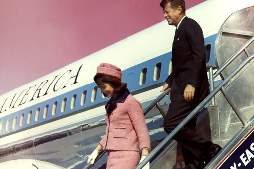 История самого известного наряда Жаклин Кеннеди — розового костюма, в котором она была в день убийства мужа