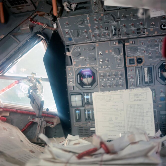 Рабочее место Армстронга в лунном модуле «Орел»