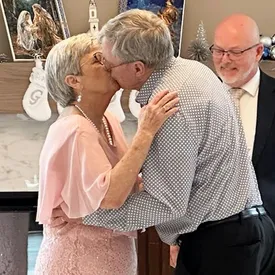 В США пенсионеры сыграли свадьбу в центре престарелых, где впервые познакомились