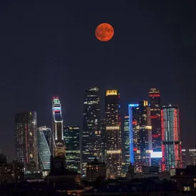 Минувшей ночью россияне наблюдали в небе необычное явление — «клубничную» Луну Минувшей ночью россияне наблюдали в небе необычное явление — «клубничную» Луну