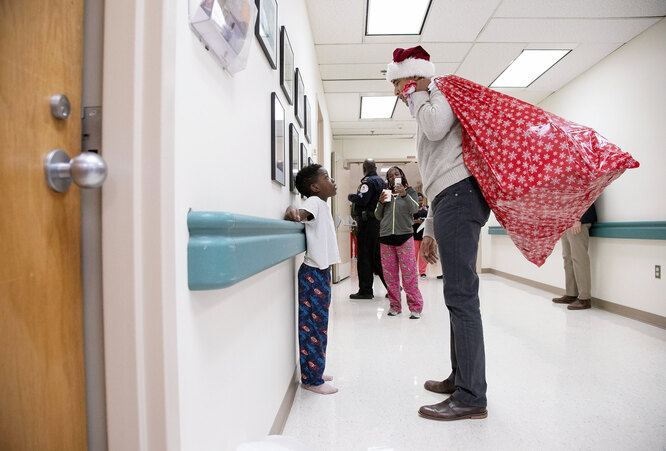 Бывший президент США Барак Обама принес подарки для детей, которые проходят лечение в Детском национальном медицинском центре в Вашингтоне, округ Колумбия, 19 декабря 2018 года