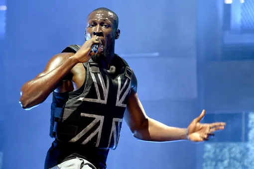 «Это выступление войдет в историю страны»: Stormzy выступил на Glastonbury в жилете работы Бэнкси