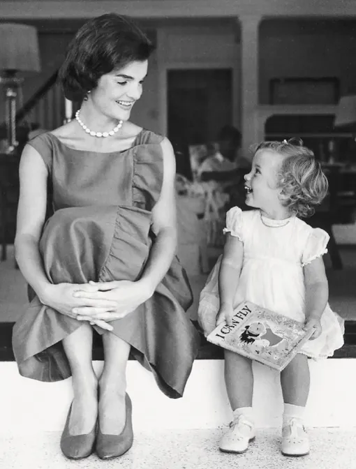 Жаклин Кеннеди в платье Givenchy с дочерью Кэролайн, 1960