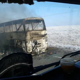 В Казахстане во время движения загорелся пассажирский автобус. Погибли 52 человека В Казахстане во время движения загорелся пассажирский автобус. Погибли 52 человека