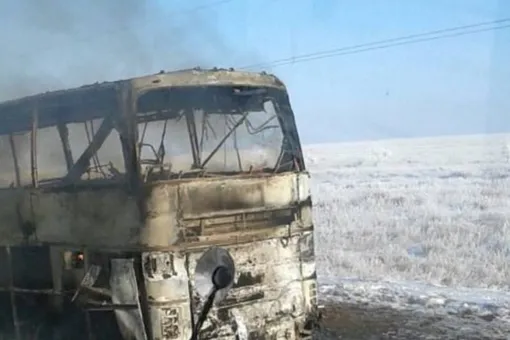 В Казахстане во время движения загорелся пассажирский автобус. Погибли 52 человека