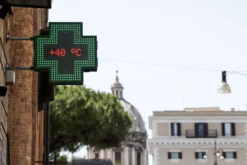 Вывеска аптеки в Риме фиксирует дневную погоду. Рим, Болонья и Флоренция входят в список 16 городов Италии, в которых введен красный уровень опасности в связи с аномальной жарой