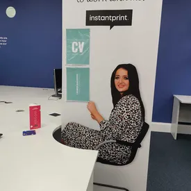 Британка нашла оригинальный способ обойти соискателей на вакансию. Вместо резюме она прислала баннер со своим изображением в полный рост