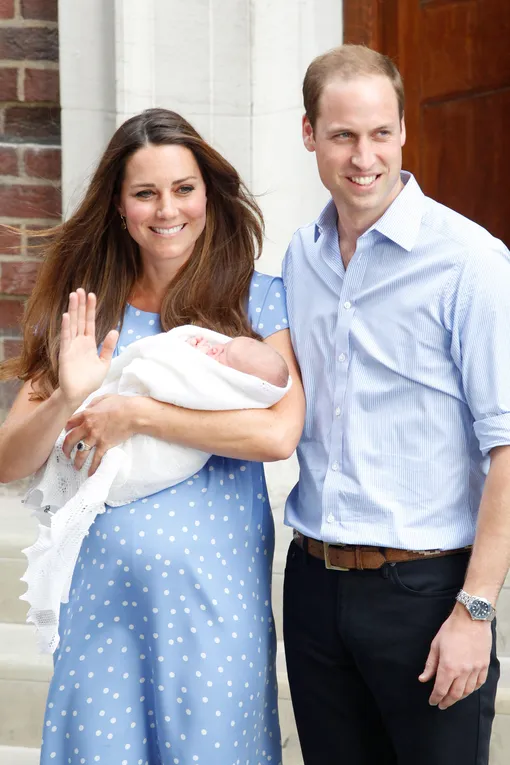 Кейт Миддлтон и принц Уильям с новорожденным сыном Джорджем, 2013
