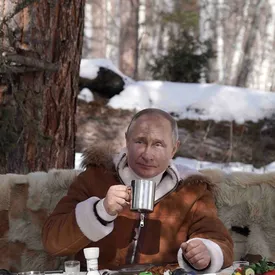 Путин и Шойгу съездили на выходные в тайгу. Они гуляли по лесу, катались на вездеходе и зашли в мастерскую министра обороны